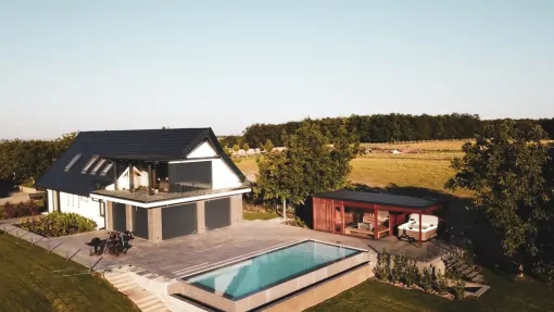 Wellness Saunahaus mit Jacuzzi Wellness Saunahaus mit Jacuzzi