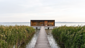 Modernes Tiny House am Wasser