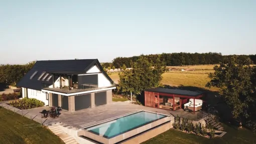 Wellness-Saunahaus mit Jacuzzi Wellness-Saunahaus mit Jacuzzi
