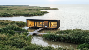 Panorama Tiny House über dem Wasser