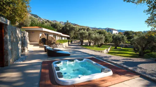 Wellnesshaus mit Jacuzzi Wellnesshaus mit Jacuzzi